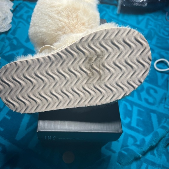 Inc Girl furry slides with elastic strap size 13-1 - Picture 4 of 4